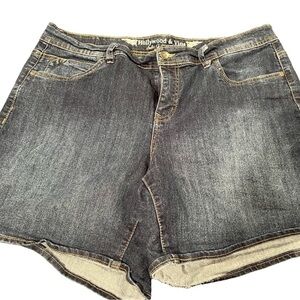 3/$25 🤗 Hollywood and Vine denim shorts. Short length. Plus Sz 16